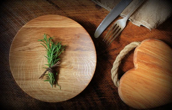 Vajilla vintage, tabla de cortar, placa, romero sobre fondo rústico de madera. Vista superior de la mesa de ajuste de cocina — Foto de Stock