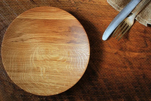 Argenterie vintage, assiette, serviette sur fond bois rustique. Vue de dessus de la table de réglage de cuisine — Photo