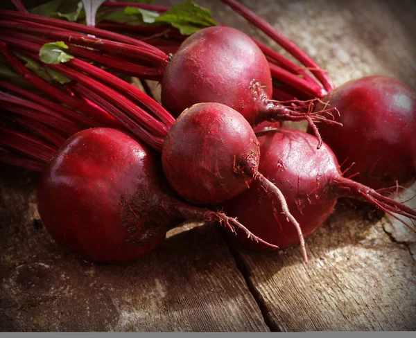 Frische Rote Bete auf rustikalem Holzgrund. Ernte Gemüse kochen Konzeption. Ernährung oder vegetarisches Ernährungskonzept — Stockfoto