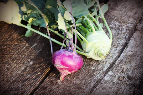 在木桌特写新鲜大头菜 — 图库照片