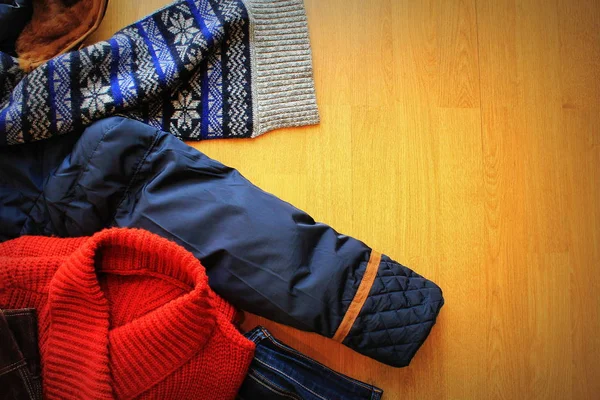 Uppsättning av vackra vinter kvinnliga kläder på trä bakgrund — Stockfoto
