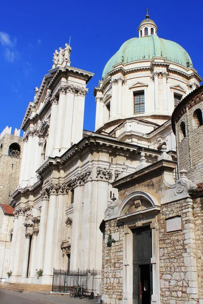 Der duomo vecchio oder die alte kathedrale, brescia, italien. brescia ist eine stadt im norditalien in der nähe des berühmten gardasees. — Stockfoto