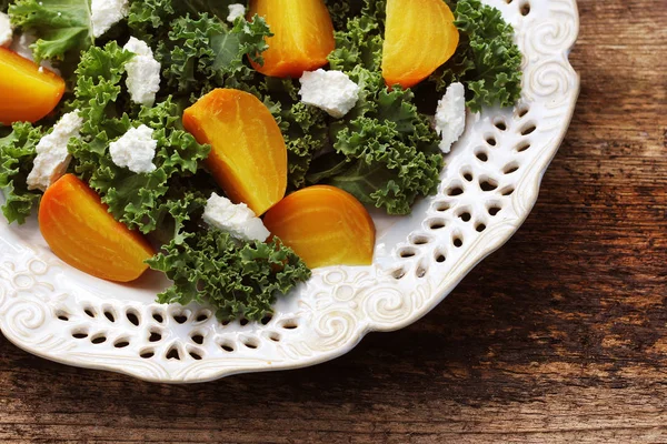 Taze lahana marul ile altın pancar salatası, ahşap arka plan üzerinde beyaz peynir