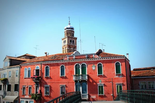 Coloridos edificios residenciales y campanario de la iglesia San Pietro Martire en la isla de Burano, laguna de Venecia — Foto de Stock