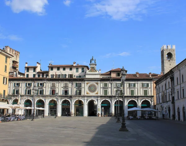 La torre del reloj en la Piazza della Logia en Brescia. Italia — Foto de Stock