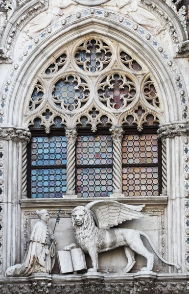 Venezianischer Löwe und Doge auf einer Kathedrale auf dem San Marco Platz in Venedig, Italien. Venezianer symbolisieren den geflügelten Löwen — Stockfoto