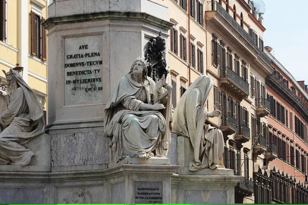 Biblische Statuen am fuße der colonna dellimacolata in rom, italien — Stockfoto