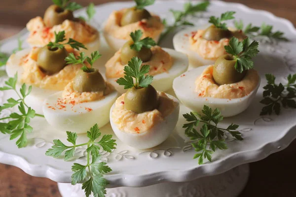 Пряные яйца, украшенные зелеными оливками и петрушкой — стоковое фото
