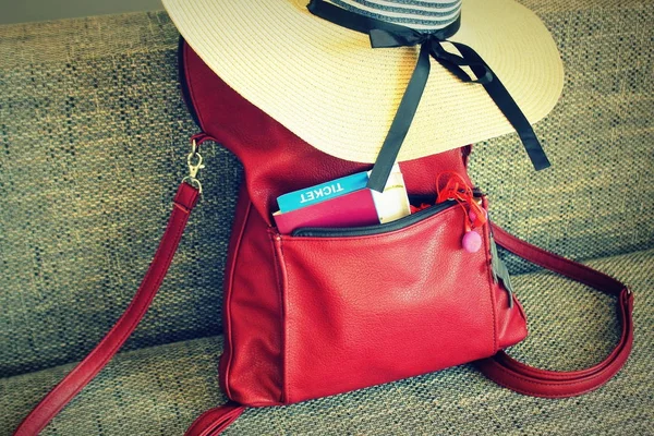 Женский летний наряд: рюкзак, шляпа. Путешествия фон и туристические товары — стоковое фото