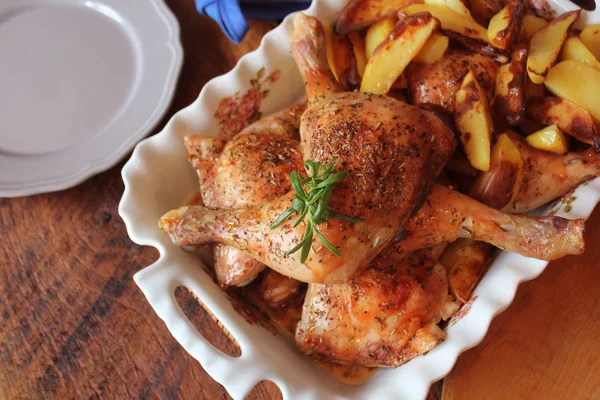 Gegrillte Hähnchenkeule, Viertel mit Kartoffeln zum Garnieren. Ansicht von oben. hölzerner Hintergrund — Stockfoto