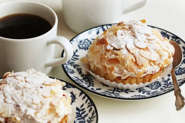 Deliziose tortine con mandorle e crema di mascaropne sul piatto — Foto Stock