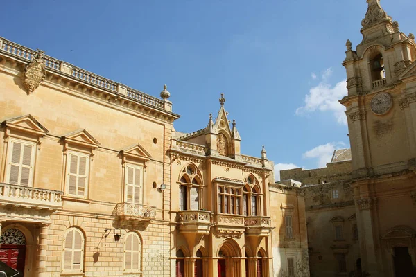 Hausfassade am St. Paulss-Platz und St. Pauls-Kathedrale in Mdina, Malta — Stockfoto