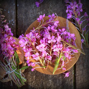 Çiçek Willowherb - Epilobium Angustifolium ahşap arka plan üzerinde. Üstten Görünüm