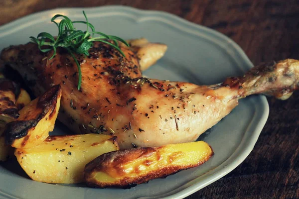 Gegrilde kip been, kwartaal met aardappel voor garnering. Bovenaanzicht. Houten achtergrond — Stockfoto
