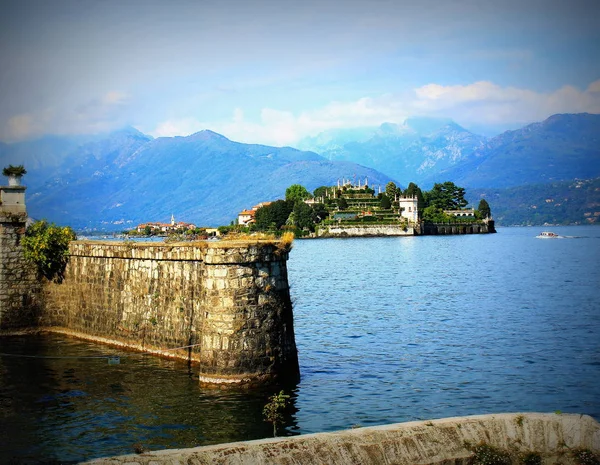 Isola Bella, Lago Maggiore, İtalya görünümünü. Isola Bella Lake Maggiore, ortada Stresa şehir yakınında bulunmaktadır — Stok fotoğraf