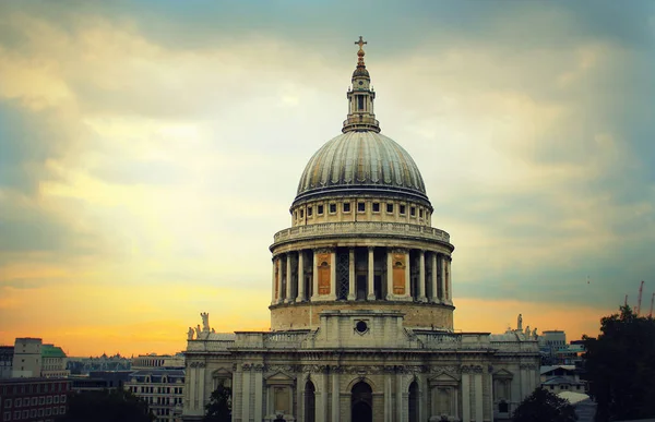 Catedral de São Paulo em Londres e céu com nuvens — Fotografia de Stock
