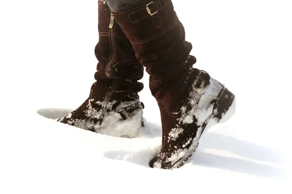 Bruin womens schoenen vallende sneeuw in de winter — Stockfoto