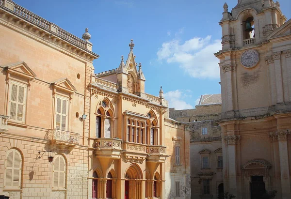 Hausfassade am St. Paulss-Platz und St. Pauls-Kathedrale in Mdina, Malta — Stockfoto