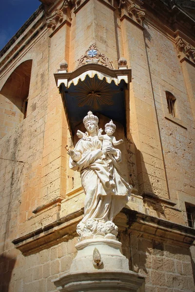 Standbeeld van Maagd Maria met het kind Jezus op de hoek van de Karmeliet Priorij in Mdina. Malta — Stockfoto