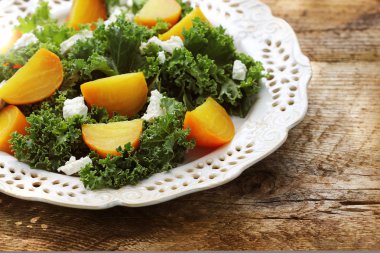 Taze lahana marul ile taze altın pancar salatası, ahşap arka plan üzerinde beyaz peynir