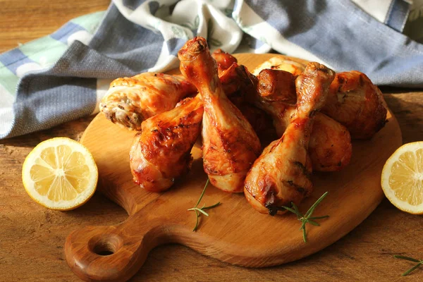 Gegrillte Hühnerkeulen auf Schneidebrett.rustikales Abendessen Hintergrund — Stockfoto