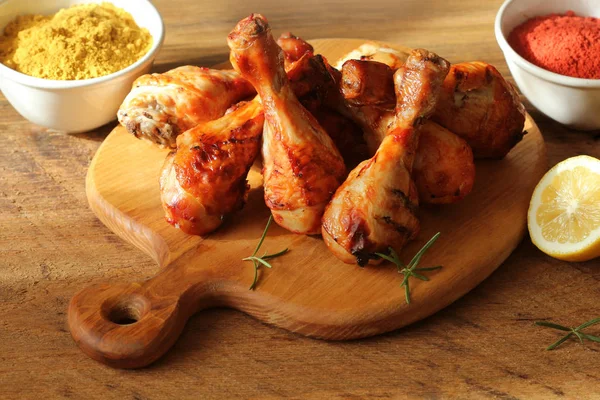 Kurczak z grilla nogi na deski do krojenia. Tle rustykalnym obiad — Zdjęcie stockowe