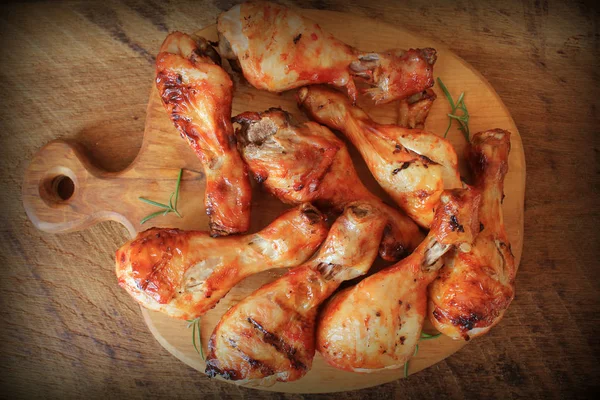 Gegrillte Hühnerkeulen auf Schneidebrett.rustikales Abendessen Hintergrund. Ansicht von oben — Stockfoto