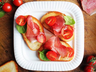 Bruschetta prosciutto jambon, domates ve yeşil ıspanak. Üstten Görünüm