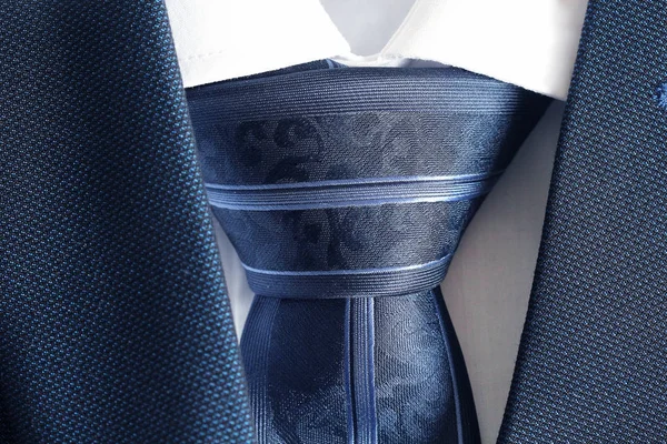 Klassiska blå kostym, skjorta och slips, närbild, ovanifrån — Stockfoto