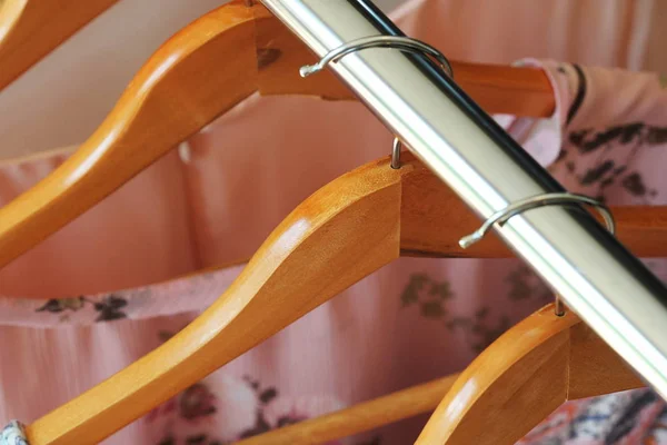 Samling av kvinnors kläder hängande på rack säljes — Stockfoto