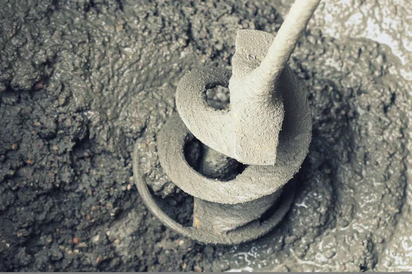 Elektrikli matkap ve mikser ile beton karışımı