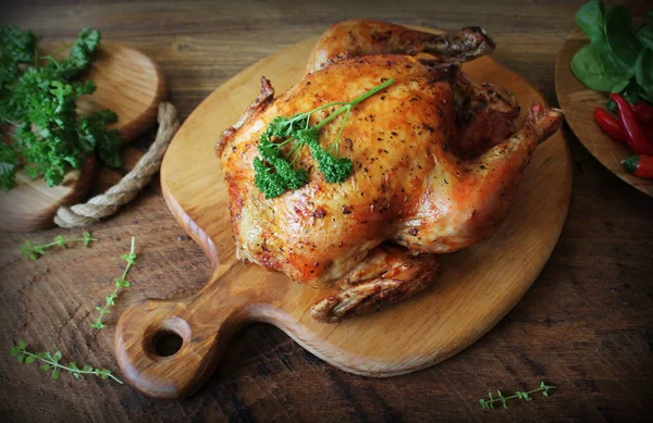 Whole roasted chicken on cutting board. Top view — Stock Photo, Image