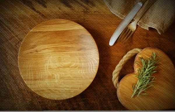 Argenterie vintage, planche à découper, assiette, romarin sur fond bois rustique. Vue de dessus de la table de réglage de cuisine — Photo