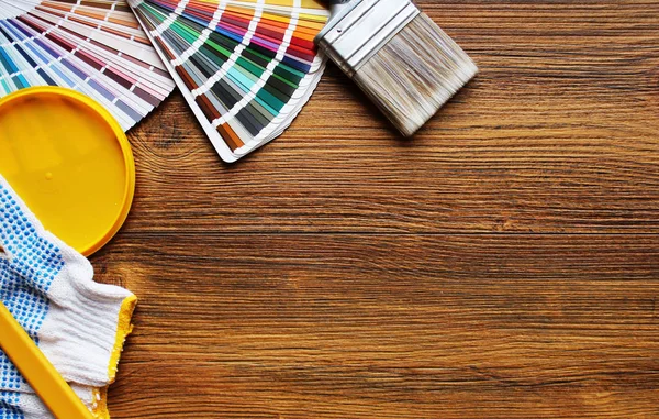 Verschiedene Malwerkzeuge und Farbpalette auf Holzgrund — Stockfoto
