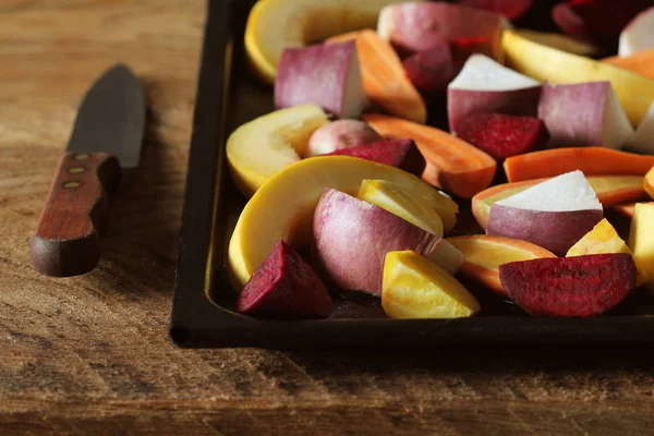 Pan plný podzimní sezónní zeleniny připraven k grilování na tmavém pozadí — Stock fotografie