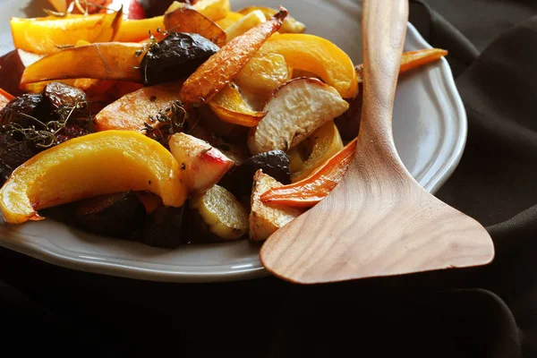 Sezónní zelenina grilovaná na podzim na talíři na tmavém pozadí — Stock fotografie