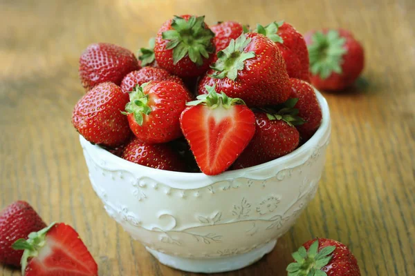 Fresh strawberries in bowl on wood table, organic garden berries — Stock Photo, Image