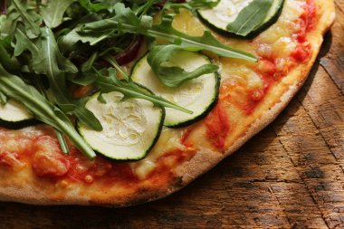 Vegan kabak pizza koyu ahşap arka plan üzerinde bir rustik kesme tahtası üzerinde. Sağlıklı gıda