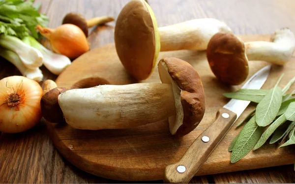 Boleto de cogumelos na tábua de corte — Fotografia de Stock