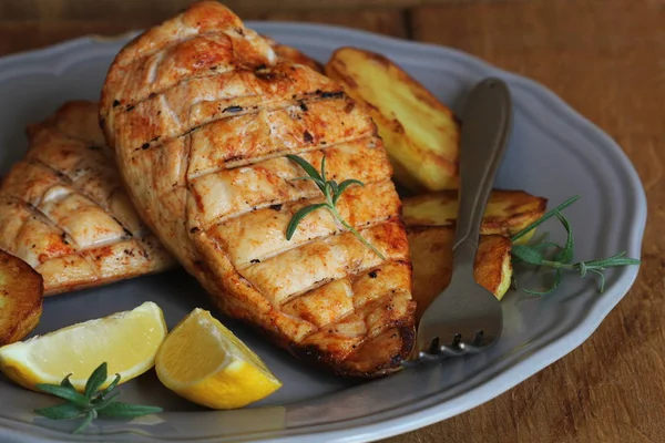 Grillad kycklingfilé med stekt potatis och citron — Stockfoto