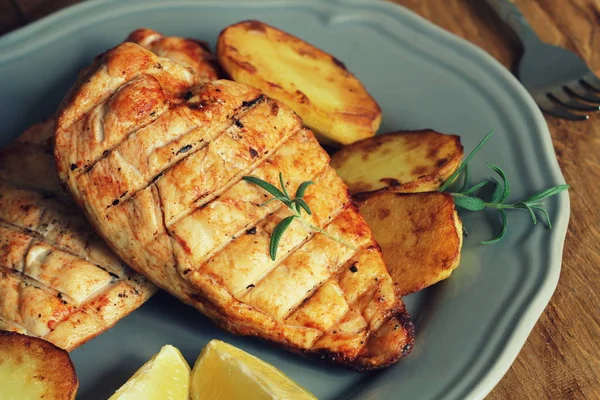 Pechuga de pollo a la parrilla con papas fritas y limón — Foto de Stock