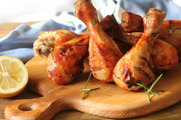 Gegrillte Hühnerkeulen auf Schneidebrett. rustikaler Hintergrund — Stockfoto