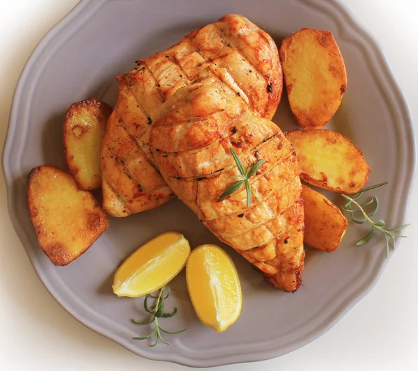 Pechuga de pollo a la parrilla con papas fritas y limón — Foto de Stock