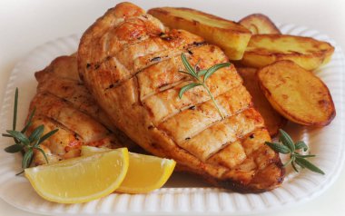 Izgara tavuk göğsü kızarmış patates ve limon ile