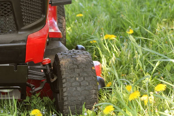 Bir traktör çim biçme, çim kesme — Stok fotoğraf