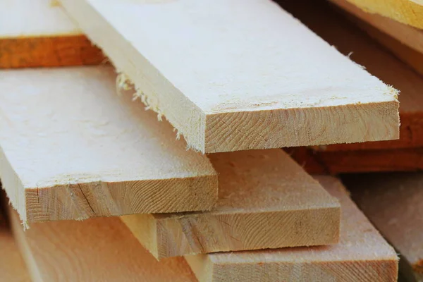 Haufen neuer Holzbretter auf einem Speicher — Stockfoto
