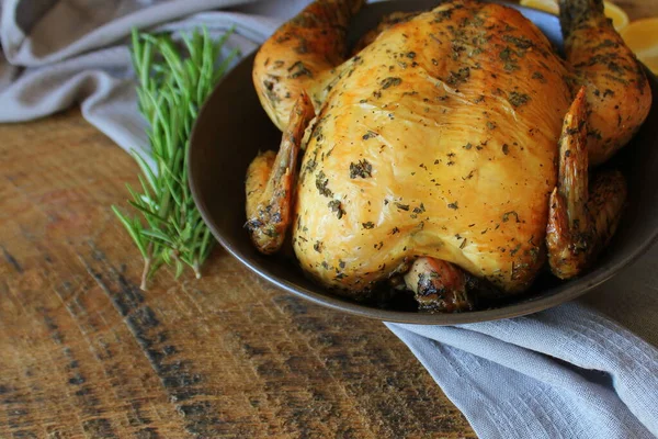 Roasted whole chicken or turkey for celebration and holiday. Christmas, thanksgiving, new years eve dinner — Stock Photo, Image