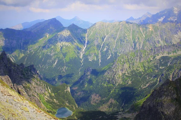 Munți și cer albastru cu nori în High Tatras, Slovacia — Fotografie, imagine de stoc