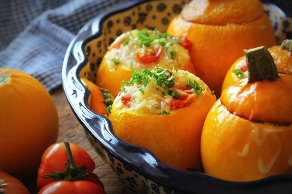 Calabacín redondo asado relleno con arroz y mozzarella. Vista superior — Foto de Stock