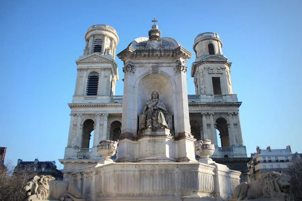 Kościół saint sulpice z fontanną, Paryż, Francja — Zdjęcie stockowe